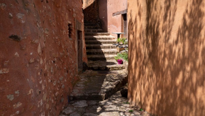 red alleys in luberon village