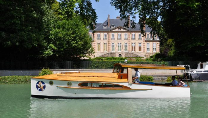 vintage-cruiser-on-marne-river-passing-champagne-house
